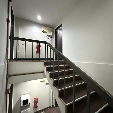 Отель 1St Living Subang Субанг-Джая Экстерьер фото